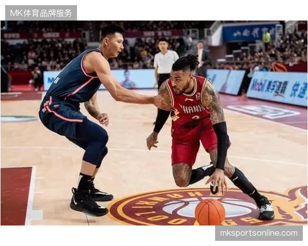 周琦作为兼具护筐与空间属性的内线，成为休赛期冠军拼图型球队的头号目标
